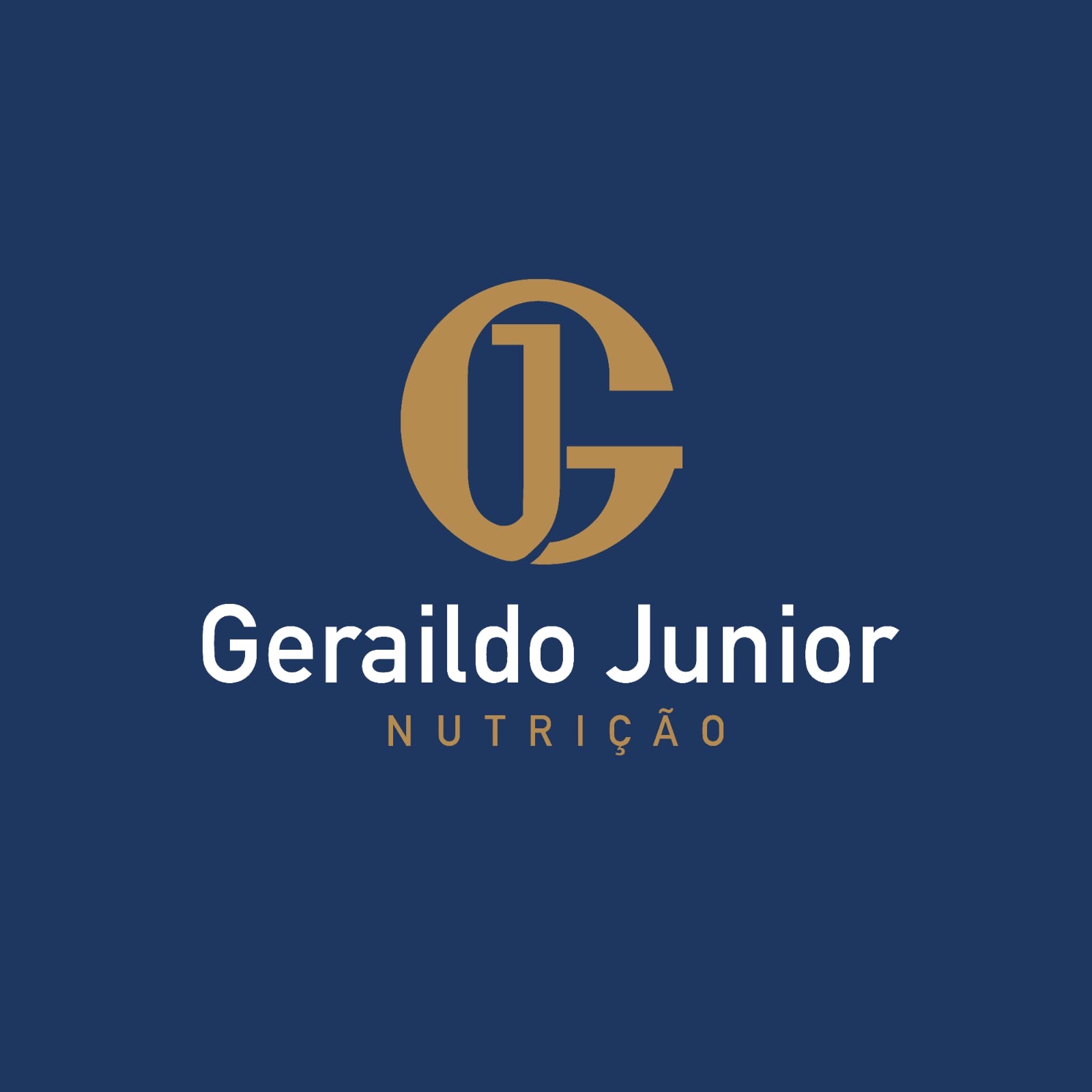Logotipo   Geraldo Junior Nutrição   Fundo azul, símbolo dourado circular com GJ no centro, nome em branco e “NUTRIÇÃO” dourado abaixo, fonte limpa e layout alinhado.